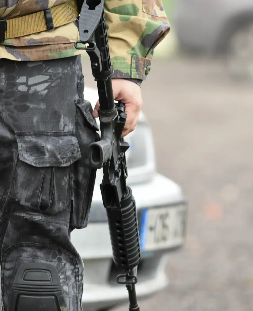 Vyras laiko ginklą. Šaudymas kaune