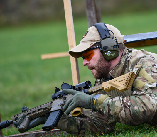 Vyras su ginklu, saudykla kaune